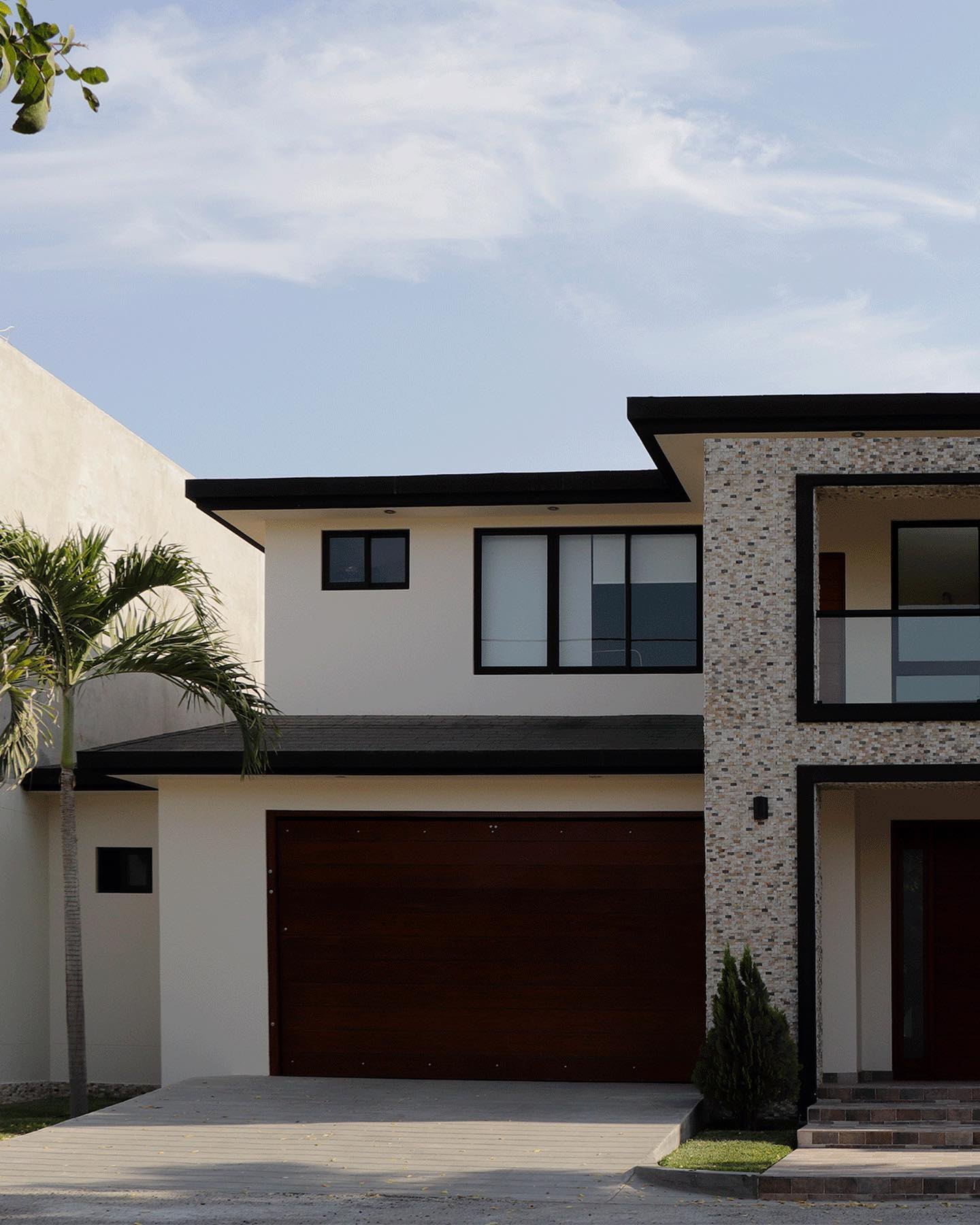 Residencia con fachada de piedra y líneas contemporáneas